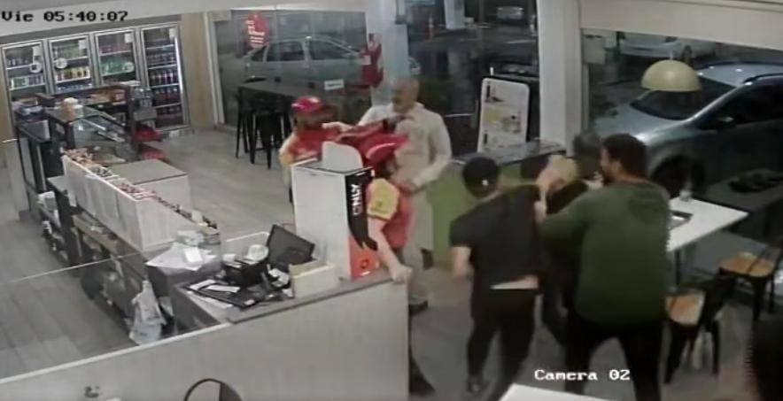 La agresión quedó grabada por la cámara de seguridad