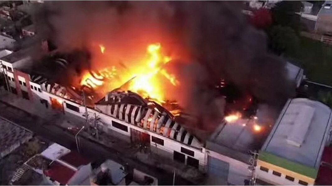El incendio de la pañalera en Lomas del Mirador se inició esta madrugada