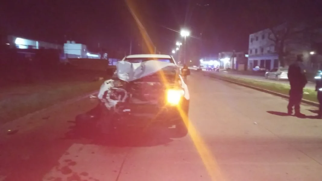 Al menos dos personas murieron en un confuso accidente de tránsito y buscan a otras dos que se habría fugado