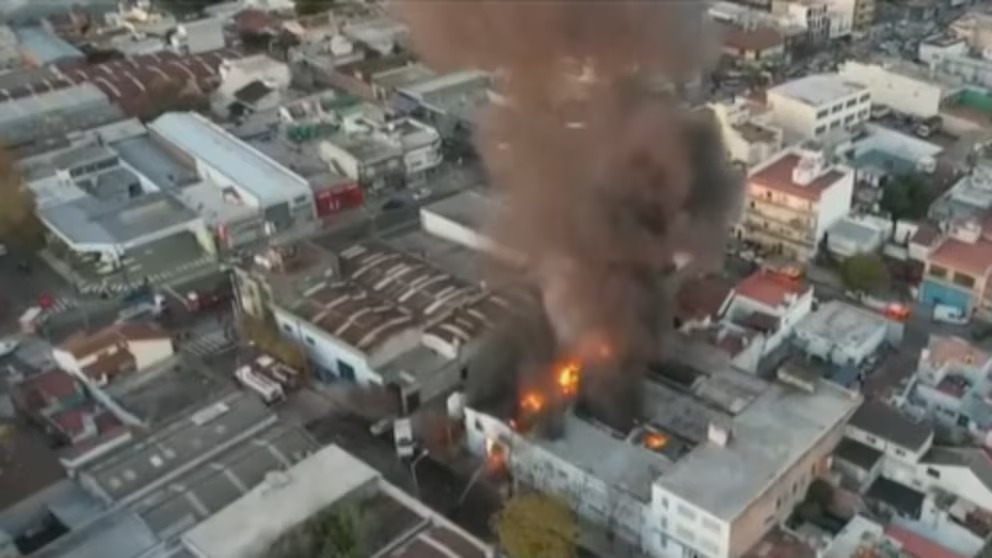 El voraz incendio se desató en una fábrica de la ruta 3, cerca del Camino de Cintura, en San Justo