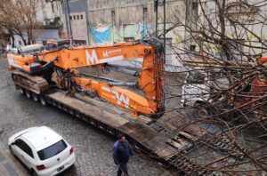 Después del incendio, comienza la demolición del depósito de Aloise quemado en La Plata