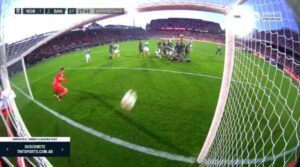 Méndez debutó con todo en el Banfield de Troglio: gol de rebote para el 2-1 y nariz cortada