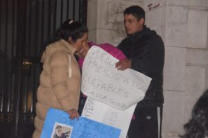 Tensión en Olavarría por la muerte de un joven en una comisaría: protestas, disturbios y pedido de justicia