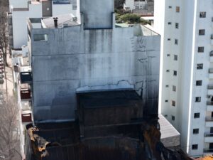 “Vieja pared del arrabal”: la angustia que tiene en vilo a vecinos del depósito incendiado