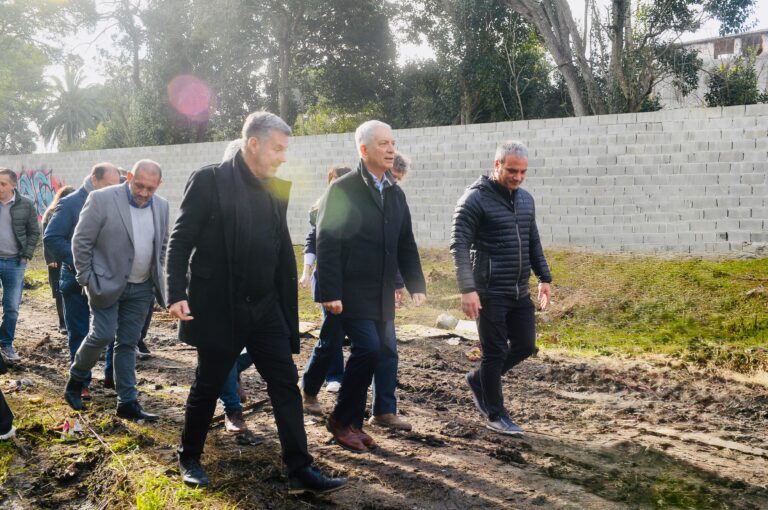 Alak completó la relocalización de familias en Hernández y anunció la construcción de un parque lineal