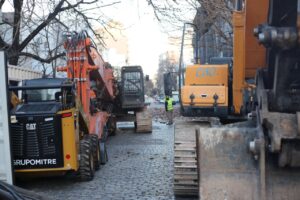 Así comenzó la demolición del depósito clandestino que se incendió hace 12 días en La Plata