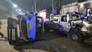 Berisso: manejaba ebrio, destrozó una camioneta estacionada y volcó 