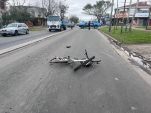 Los Hornos: un camionero atropelló a un ciclista, le causó la muerte y huyó