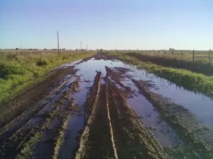 Acusan al intendente  de Bolívar de organizar rally sobre caminos rurales de barro que no arregla