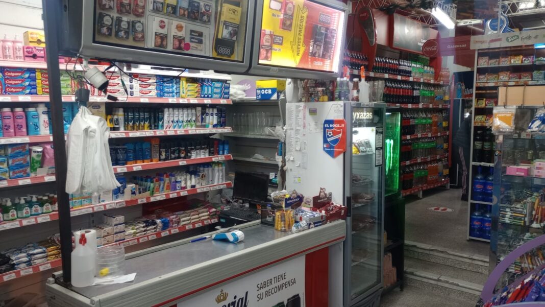 Interior de un comercio en La Plata con góndolas llenas y escaso movimiento.