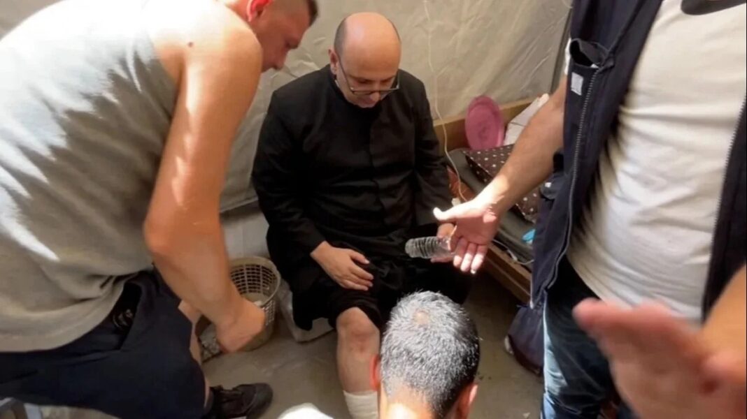 El sacerdote argentino Gabriel Romanelli herido tras el bombardeo a la Iglesia Sagrada Familia en Gaza.