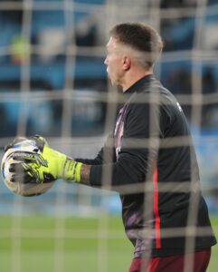 Muslera, figura de Estudiantes y primer arquero sancionado en el país con la regla de los 8 segundos