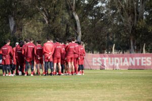 Leo Suárez firmó su contrato y ya trabaja en City Bell con el resto del plantel