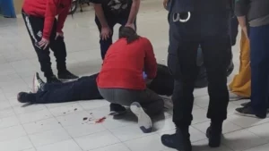 Puñalada y misterio en un colegio de adultos: un alumno atacó a un compañero y nadie sabe por qué