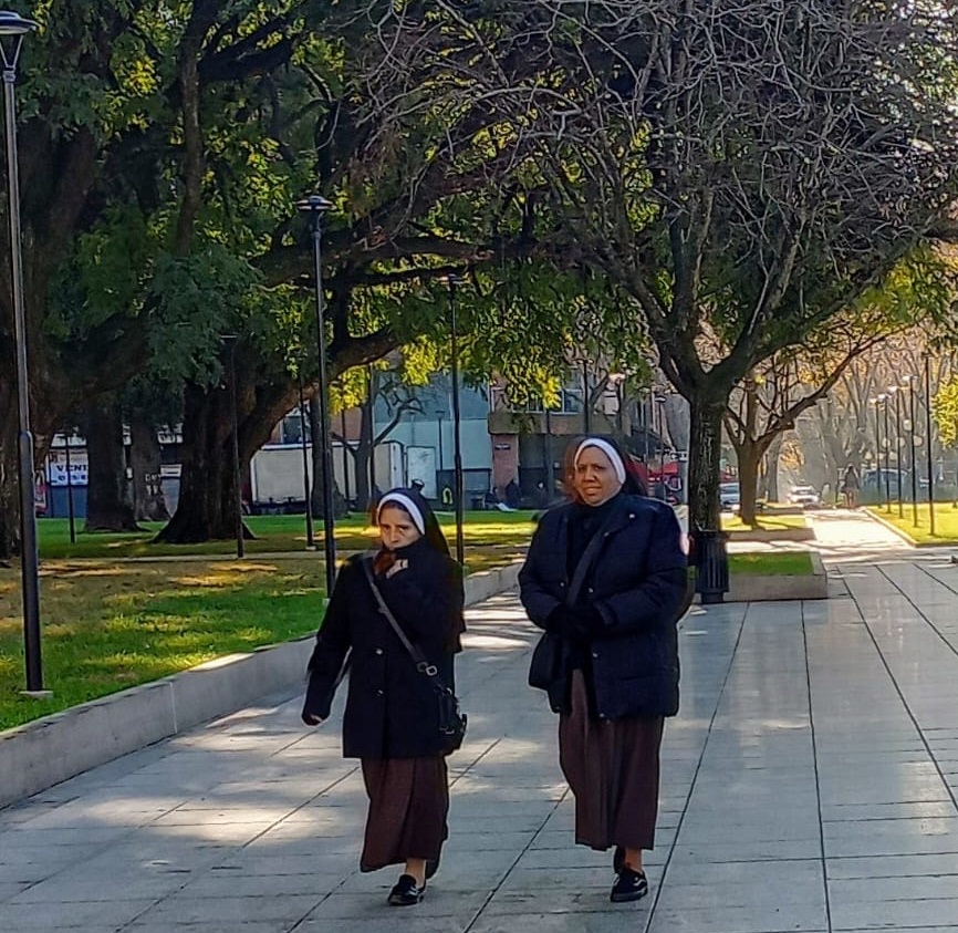 Frío y sol en una plaza de la ciudad de La Plata.