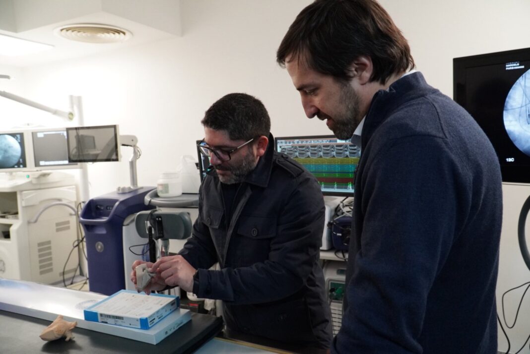El ministro de Salud bonaerense, Nicolás Kreplak, observa la preparación de un procedimiento médico con angiógrafo en el Hospital San Martín.