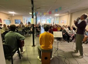 Mike Amigorena, solidario: mirá el video viral del artista cantando junto a su banda en un hogar de ancianos