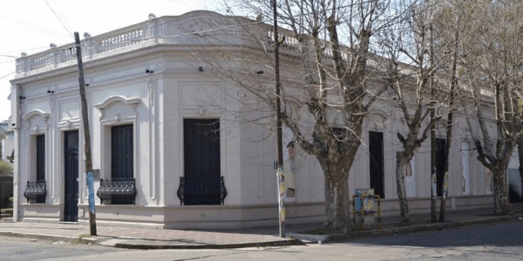 Fachada del Museo Histórico Regional Almirante Brown en Bernal, casona italianizante de 1880.