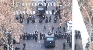 Jubilados se convocan frente al Congreso contra el veto anunciado por el presidente Javier Milei: Hay tensión