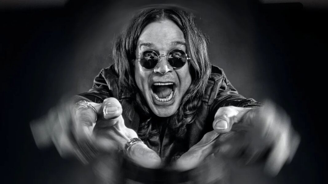 Ozzy Osbourne con gafas oscuras y expresión intensa.