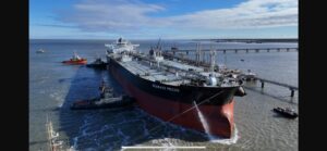 Llegó el primer buque de gran porte a Coronel Rosales: Cargará más de 110 mil toneladas de petróleo provenientes de Vaca Muerta