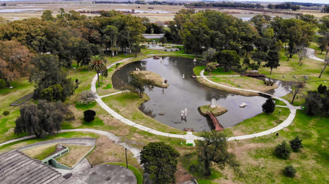 Vista aérea de las Termas de Dolores, uno de los destinos más elegidos en invierno por su infraestructura moderna y sus aguas termales.