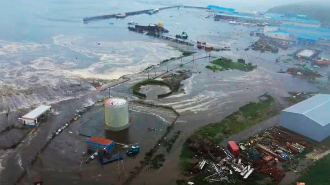 Vista aérea del impacto del tsunami en una zona costera tras el terremoto en Rusia.