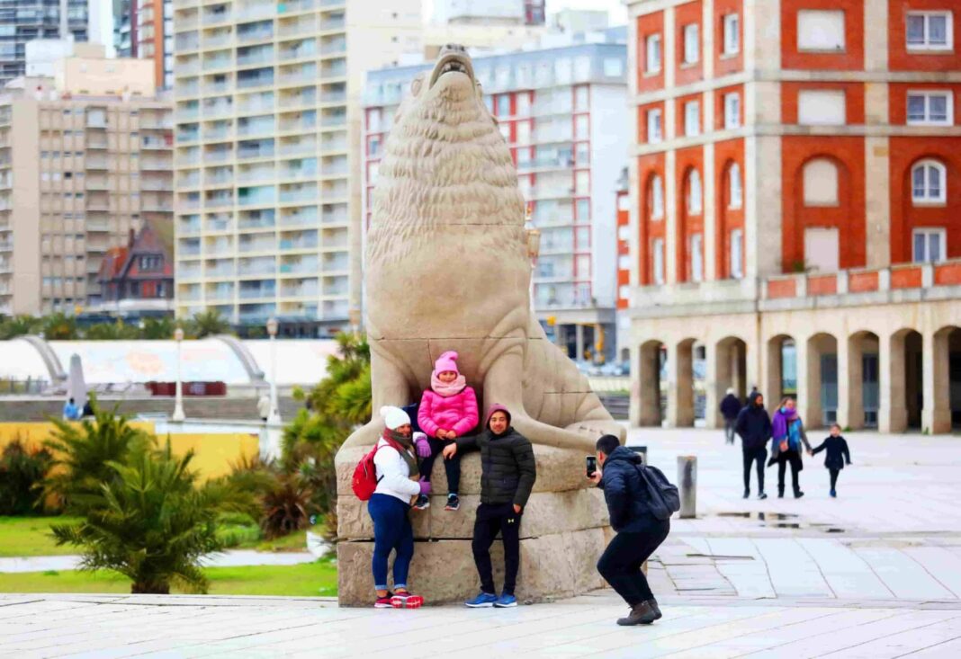 Turistas sacándose fotos en la rambla de Mar del Plata durante las vacaciones de invierno 2025