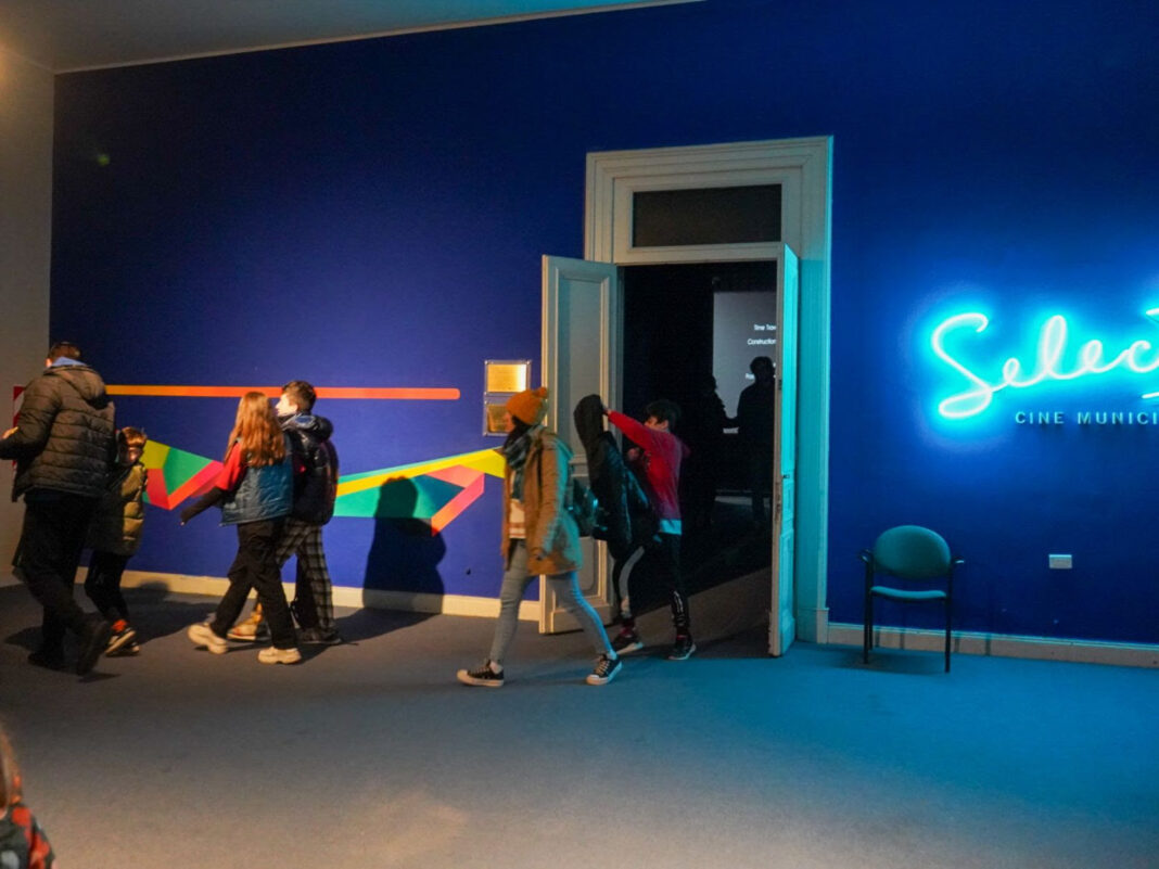 Niños ingresando al Cine Municipal Select en La Plata durante actividades culturales gratuitas por las vacaciones de invierno 2025.