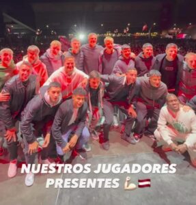 Firmando autógrafos y sin Domínguez: así fue la visita del plantel de Estudiantes a la fiesta aniversario