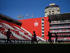 Domínguez sigue probando: usó línea de cinco, a Cetré de arranque y hasta cambió los laterales