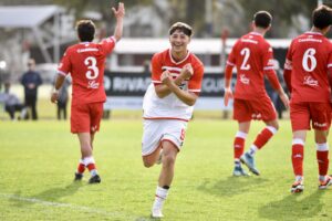 Con solo tres partidos en Reserva, un juvenil de Estudiantes de familia muy futbolera se ganó un lugar entre los concentrados de Eduardo Domínguez