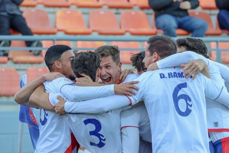 Jugó en Gimnasia, su padre está muy identificado con Estudiantes y se retira del fútbol con tan solo 27 años