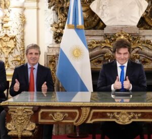 Los 4 trucos de Milei y Caputo para maquillar el desastre de “la macro”