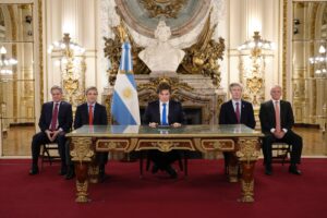 Milei defendió el veto y negó que la suba del dólar determine la inflación