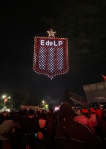 Las estrellas de la noche: el impresionante show de drones en el cierre de los festejos en UNO