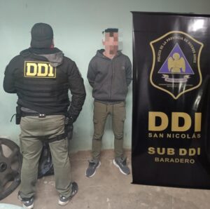 Cargaron el tanque, sacaron el arma y huyeron con casi 100 mil pesos de una estación de servicio