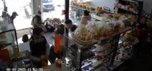 Terror en una panadería de Mar del Plata: un motochorro armado encañonó a diez clientes y golpeó a un jubilado