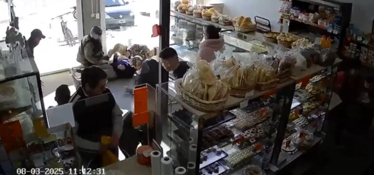 Terror en una panadería de Mar del Plata: un motochorro armado encañonó a diez clientes y golpeó a un jubilado