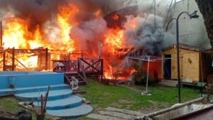Tragedia en Los Hornos: un incendio arrasó una casa y murieron ocho caniches atrapados por el fuego