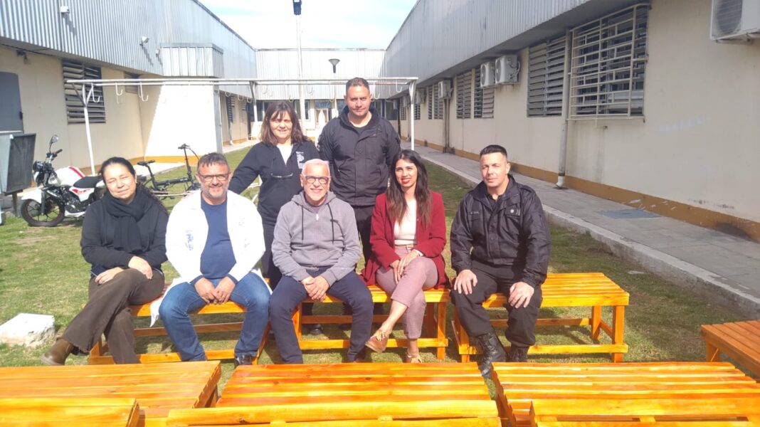 Presos fabricaron bancos para un hospital de Zárate