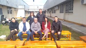 Desde una cárcel de Campana elaboraron bancos para la sala de espera del Hospital de Zárate