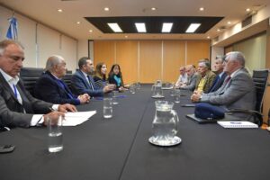 Tras frenarles la homologación, Milei habilita suba salarial de 1% mensual de julio a diciembre a empleados de comercio