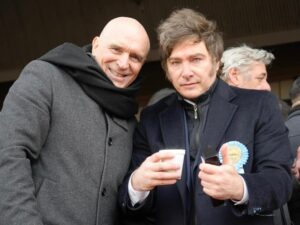 ¿Cambia de profe?: Javier Milei se acerca a Valenzuela y manda al freezer a Espert
