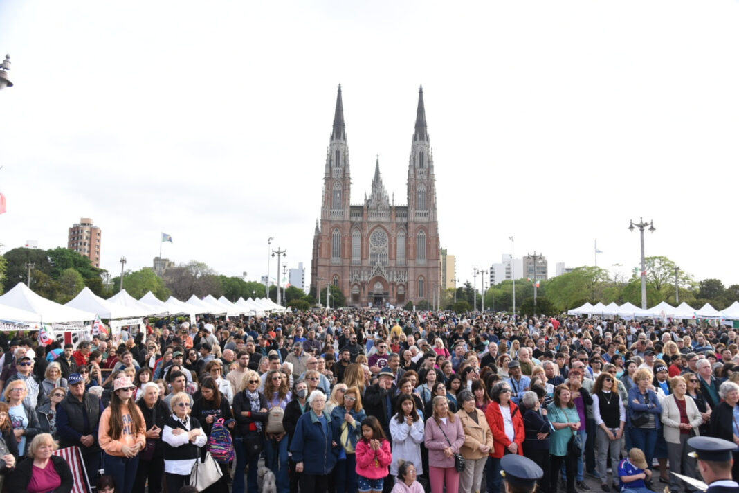 Multitud en Plaza Moreno de La Plata durante el Festival de Folklore y Día del Niño