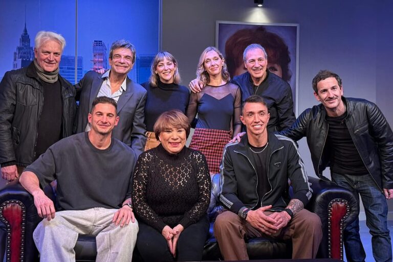 Mientras su futuro es una incógnita, Alario fue al teatro con una figura de Estudiantes