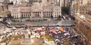 Megaoperativo policial en el Congreso: Marchan jubilados y trabajadores del Garrahan