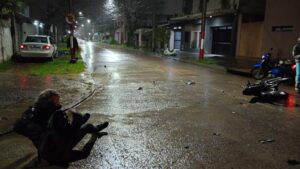 Berisso: un taxista alcoholizado chocó con un motociclista y le provocó graves heridas