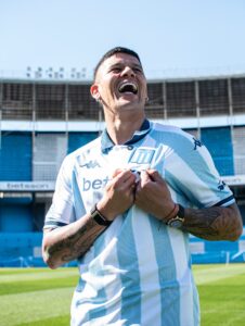 El señor R.: Racing inventó una ingeniosa camiseta anti-Rojo