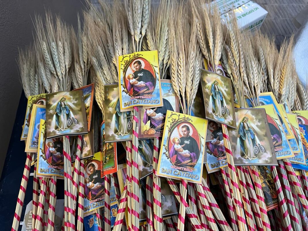 Ramilletes de espigas con estampitas de San Cayetano y la Virgen María, listos para la celebración religiosa.